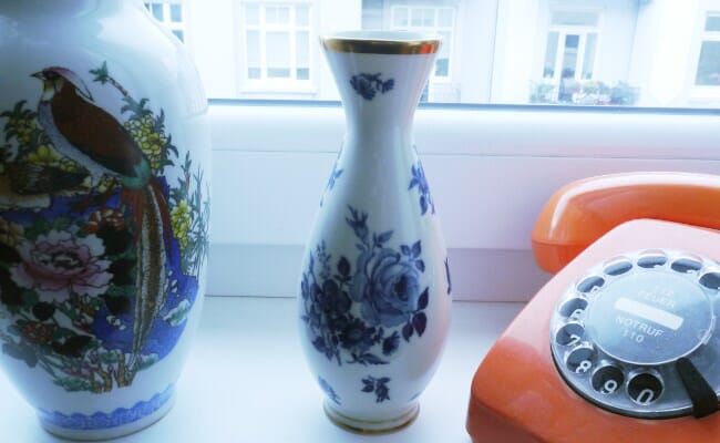Vasen und Telefon