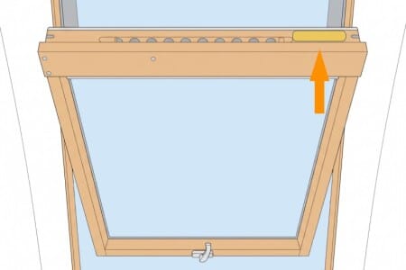 Typenschild eines Fakro-Dachfensters